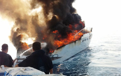 Enjoy in fiamme, la barca navigava al largo della costa ligure