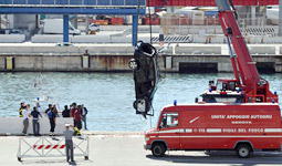 L'auto precipitata dal traghetto è stata recuperata