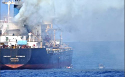 Il mercantile Pacific Express in balia delle fiamme