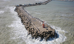 L'imboccatura del porto di Giulianova