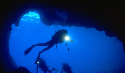 Due sub dispersi in una grotta