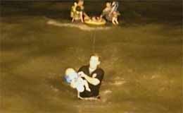 Vigile del fuoco porta a terra il bambino più piccolo