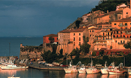 Una vista di Porto Ercole in Toscana