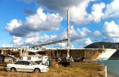 The Card giace su di un prato, distrutto dall'urto sugli scogli