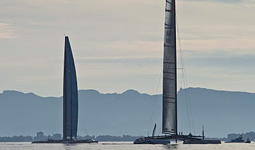 I due multiscafi di Bmw Oracle e Alinghi a stretto contatto a Valencia