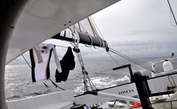 La regata vista a bordo del suo leader, Foncia di Desjoyeaux-Gabart