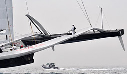 Il trimarano di Bmw Oracle in acqua a Valencia