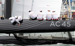 I ragazzi di Team Australia si allenano sul nuovo AC 45