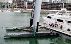 L'AC 45 trainato in porto dopo la scuffia nel golfo di Hauraki