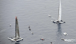 Bmw Oracle e Alinghi in attesa del vento durante la regata di ieri