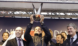 Bruni alza il trofeo dopo la vittoria di Nizza
