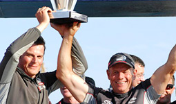 Dalton e Barker festeggiano la vittoria della Louis Vuitton Cup