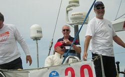 Massimo d'Alema e il suo equipaggio esultano per la vittoria di Ikarus