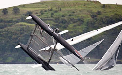 L'AC 45 di Oracle Racing durante la scuffia nelle acque di Auckland