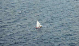 Abby Sunderland fotografata da un aereo mentre doppia Capo Horn