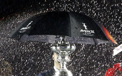 Sul palco la scintillante e preziosa Old Mug, protetta dalle gocce di pioggia