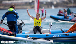 Alessandra Sensini esulta dopo la vittoria