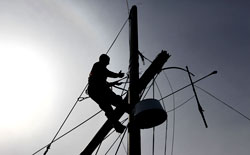 Groupama Sailing Team rompe l'albero e sospende la quinta tappa
