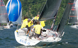 In primo piano, EuzII in navigazione