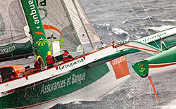 Il maxi trimarano Groupama sta ritornando a Brest