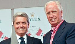 Neville Crichton (a destra) premiato