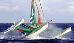 Il velocissimo Groupama in navigazione