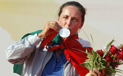 Alessandra insieme all'ultima delle quattro medaglie conquistate alle Olimpiadi