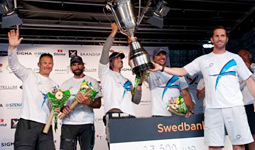 Ainslie premiato dopo la vittoria a Marstrand