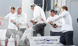 Gram-Hansen e il suo equipaggio festeggiano la vittoria di Aarhus