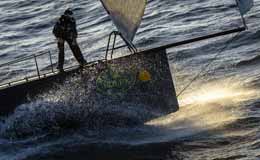 Barca al tramonto durante una Rolex Fastnet Race