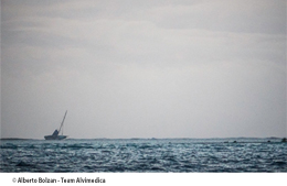 Lo scafo di Team Vestas sul reef fotografato da Bolzan su Team Alvimedica