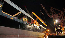 Il tri di Bmw Oracle caricato a bordo del cargo