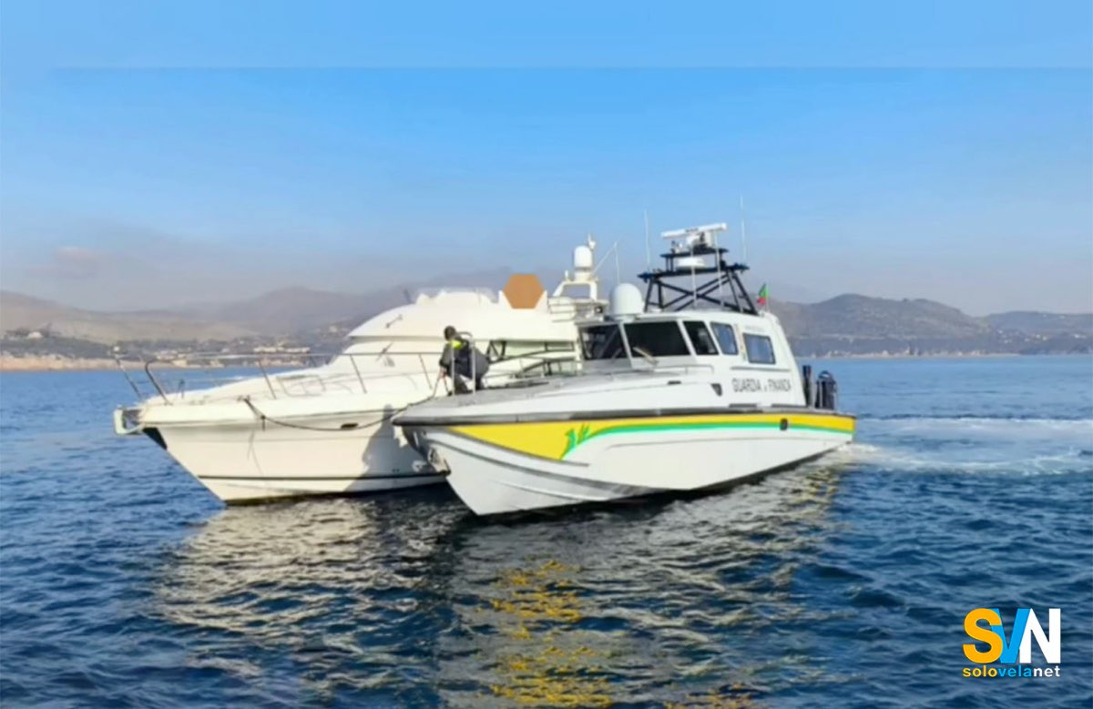 Il momento in cui la motovedetta della Guardia di Finanza ferma la barca a motore in fuga dal cantiere di Gaeta