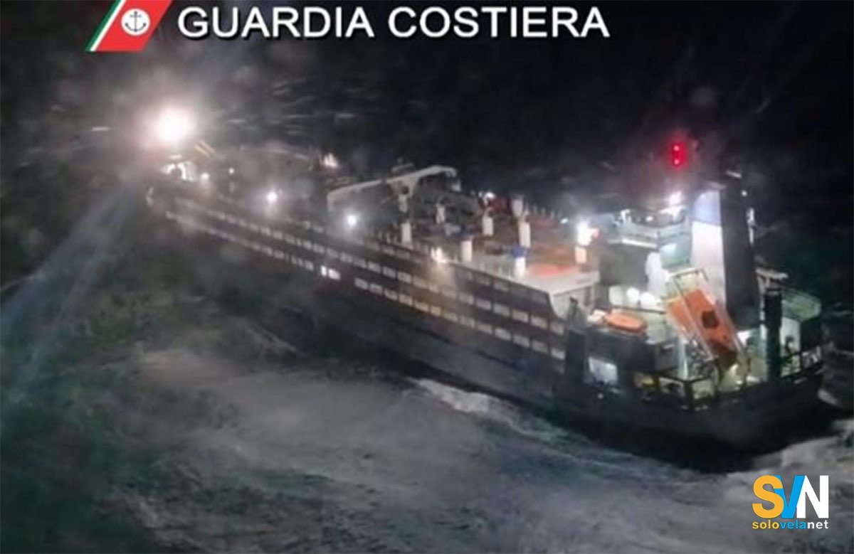 Nave per il trasporto di animali vivi diretta in Spagna ha rischiato di finire contro gli scogli dell'isola di San PIetro in Sardegna, salvata dall'intervento della Guardia Costiera che ha organizzato il salvataggio