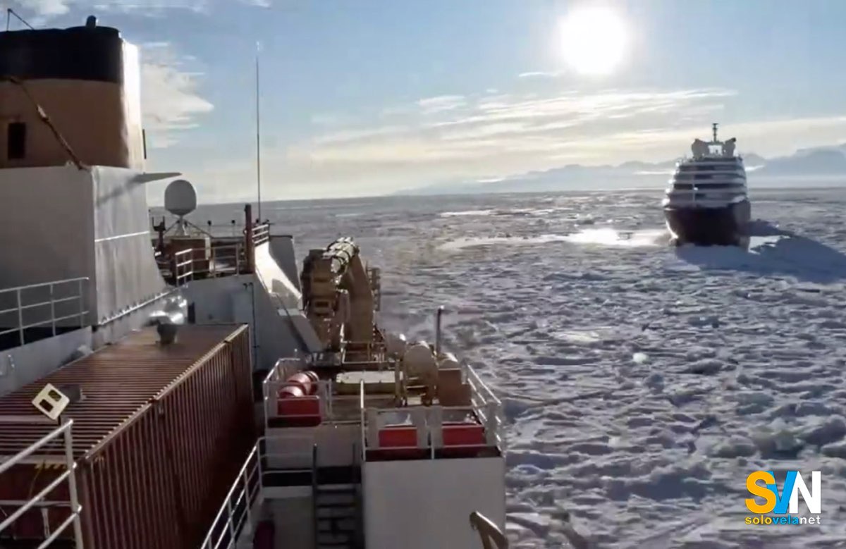 Le immagini prese da bordo del Polar Star della Scenic Eclipse II bloccata dai ghiacci