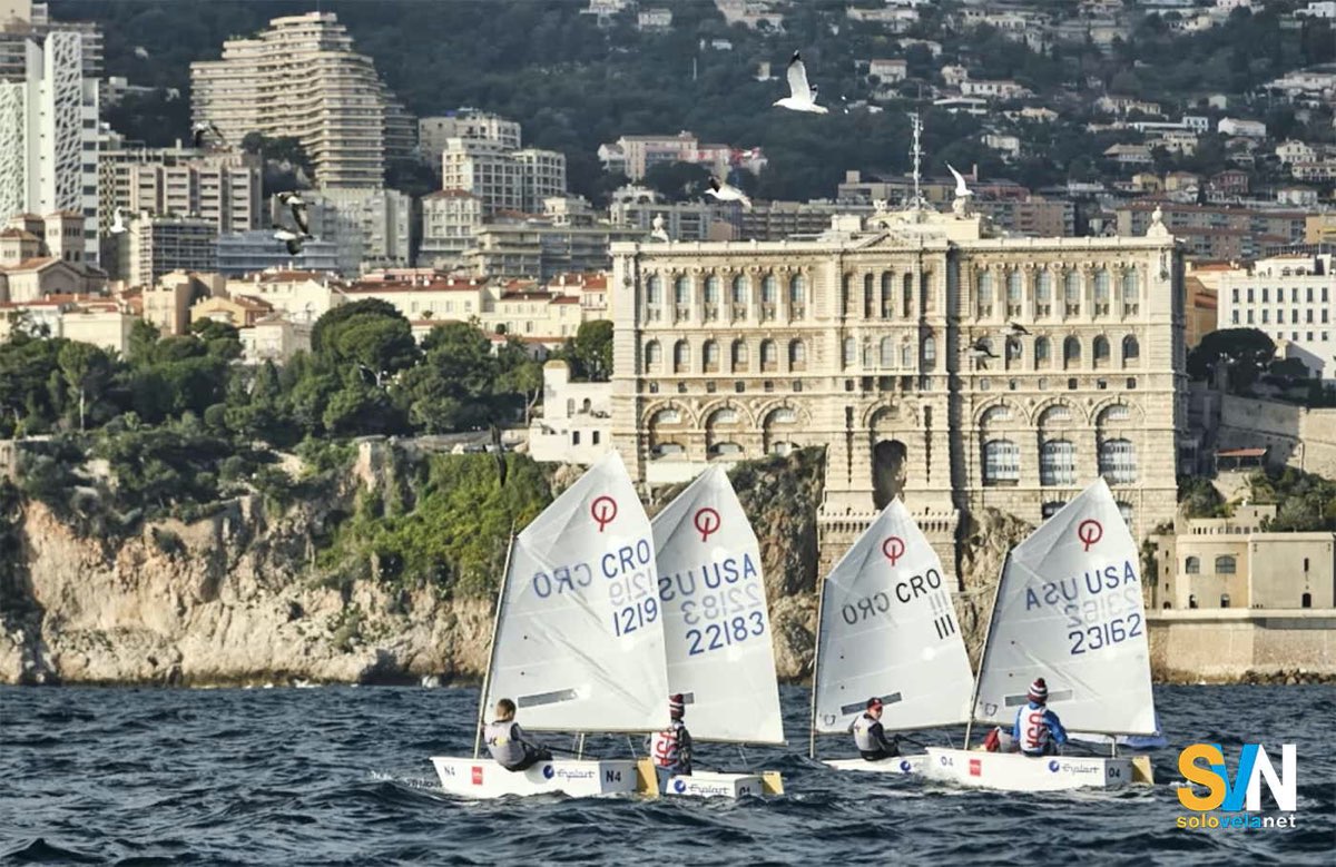Piccoli velisti in regata nell'edizione del 2025 di Monaco Optimist Team Race