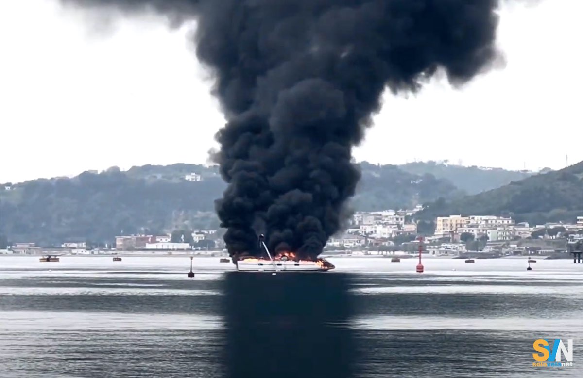 Incendio nel porto di Pozzuoli: catamarano in fiamme blocca il porto. Immagine di Journo.it