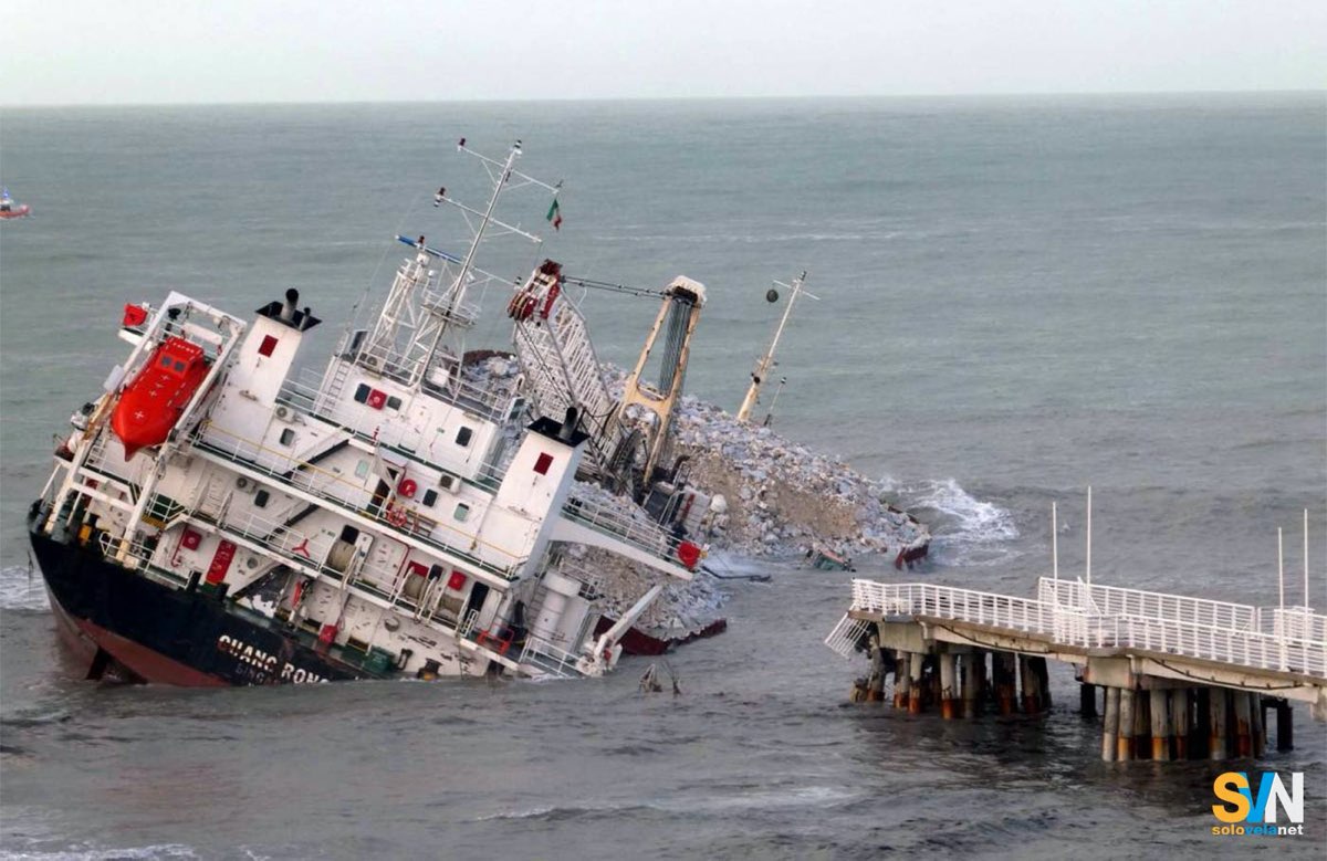 Nave cargo sbaglia manovra e colpisce un pontile a Marina di Massa