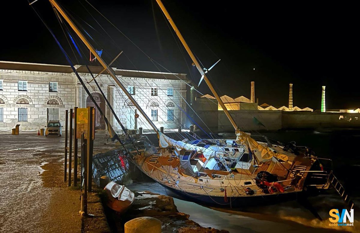 Una barca perde gli ormeggi e finisce contro il molto nel porto di Favignana