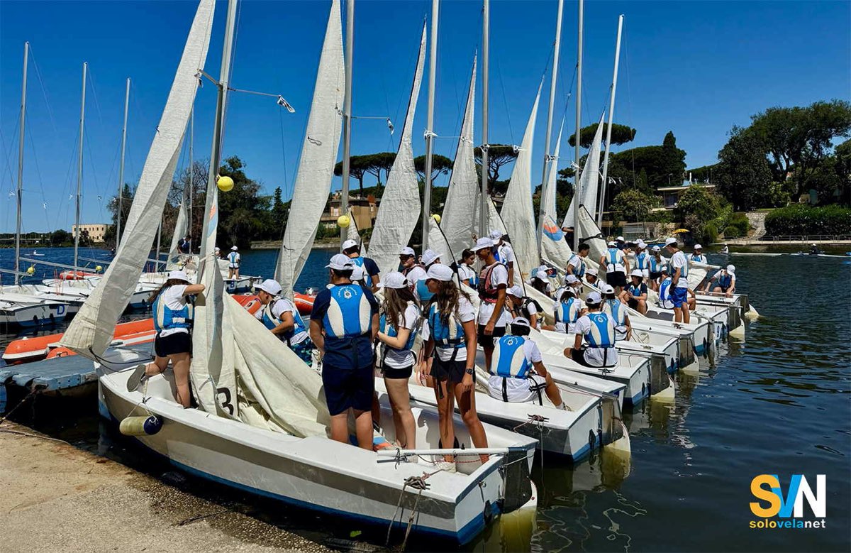 Ragazzi si preparano alla lezione di vela in uno dei centri sportivi della Lega Navale Italiana