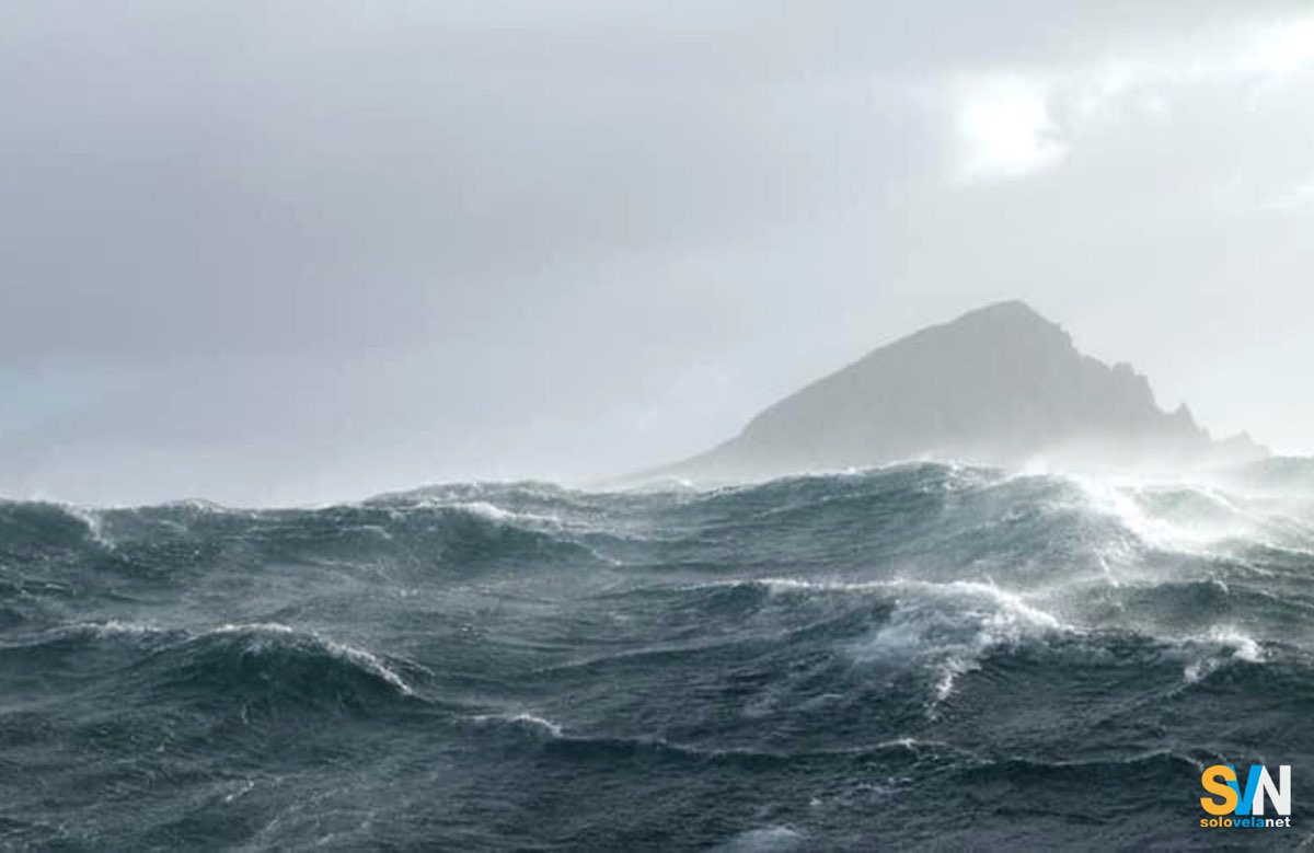 Traffico di barche in regata a Capo Horn, sotto la tempesta