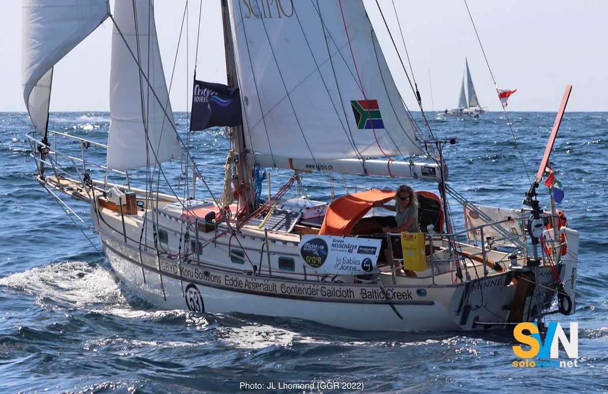 La navigatrice sudafricana Kirsten Neuschäfe in testa alla regata