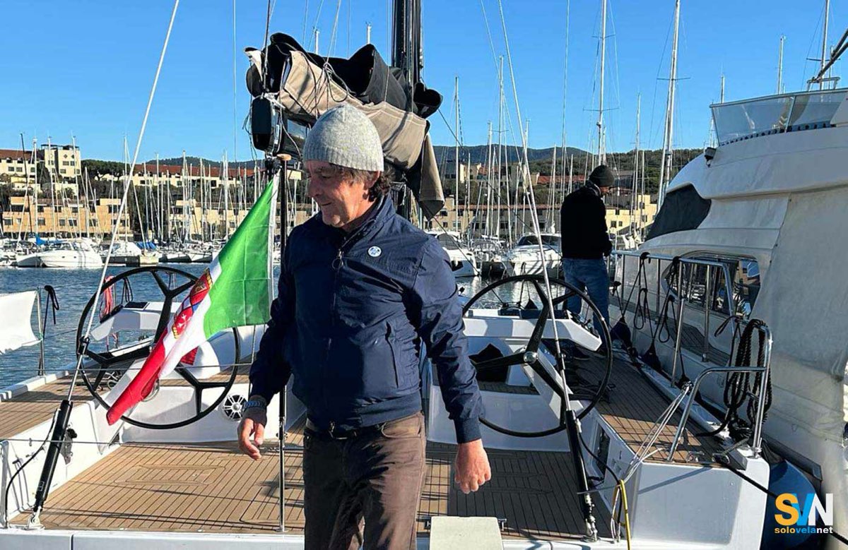 Andrea Nocentini mentre scende dal suo Ice 54 ormeggiato a Punta Ala