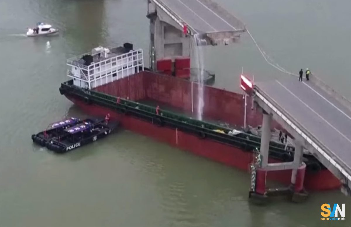 Porta container urta un ponte che poi crolla, diversi morti nell’incidente