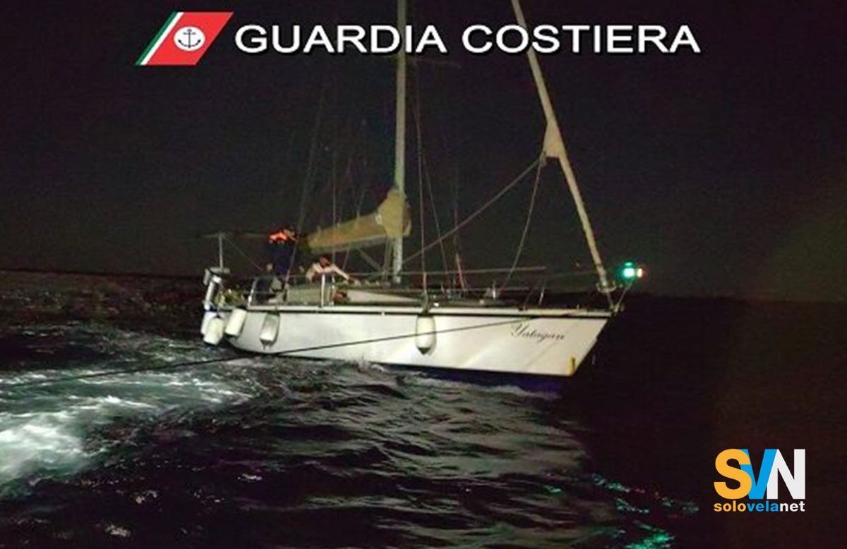 Soccorsa nella notte una barca a vela incagliata nel mare del Salento
