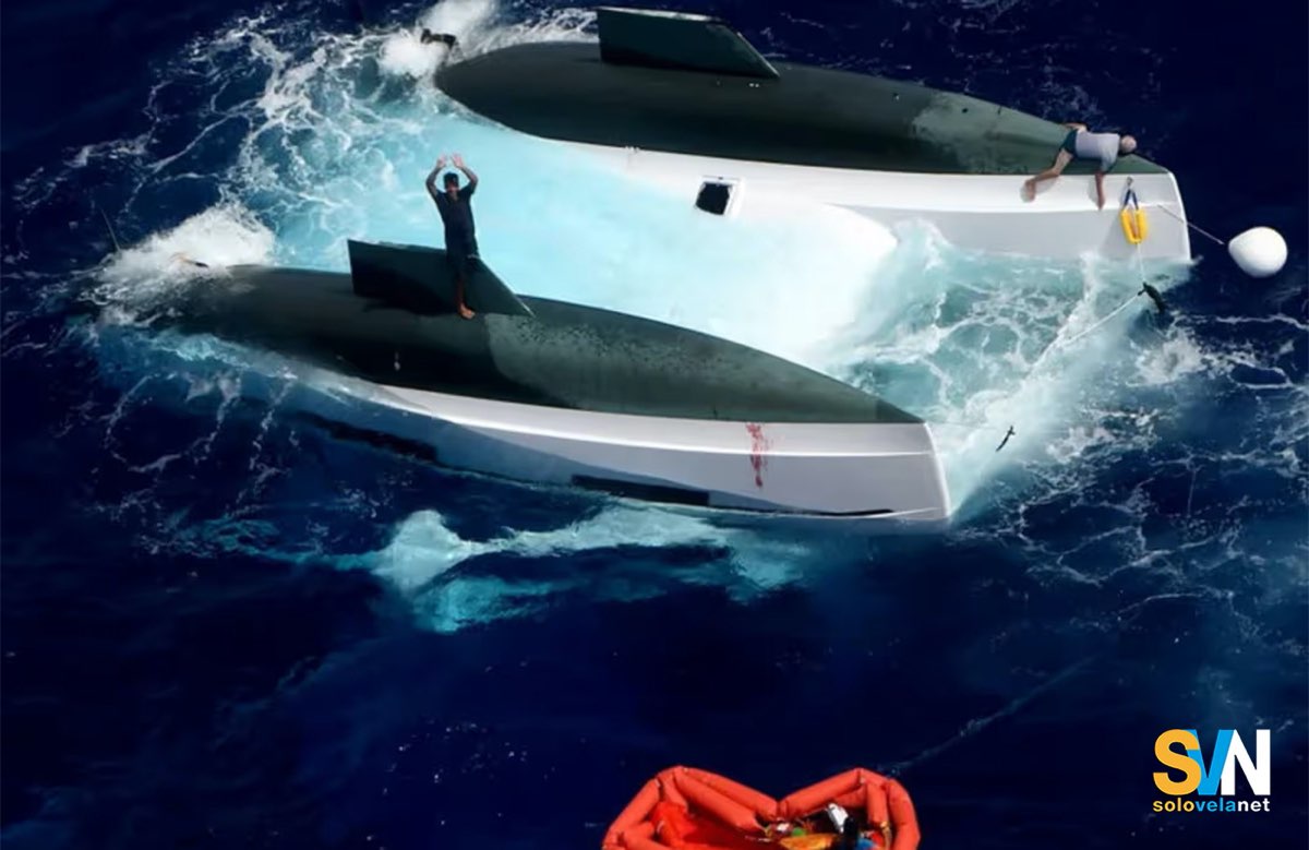Il catamarano che si è ribaltato nel Pacifico l'11 marzo 2026