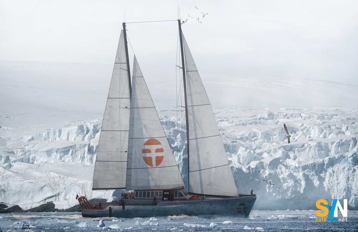 Goletta Persévérance durante una spedizione scientifica tra i ghiacci dell’Antartide