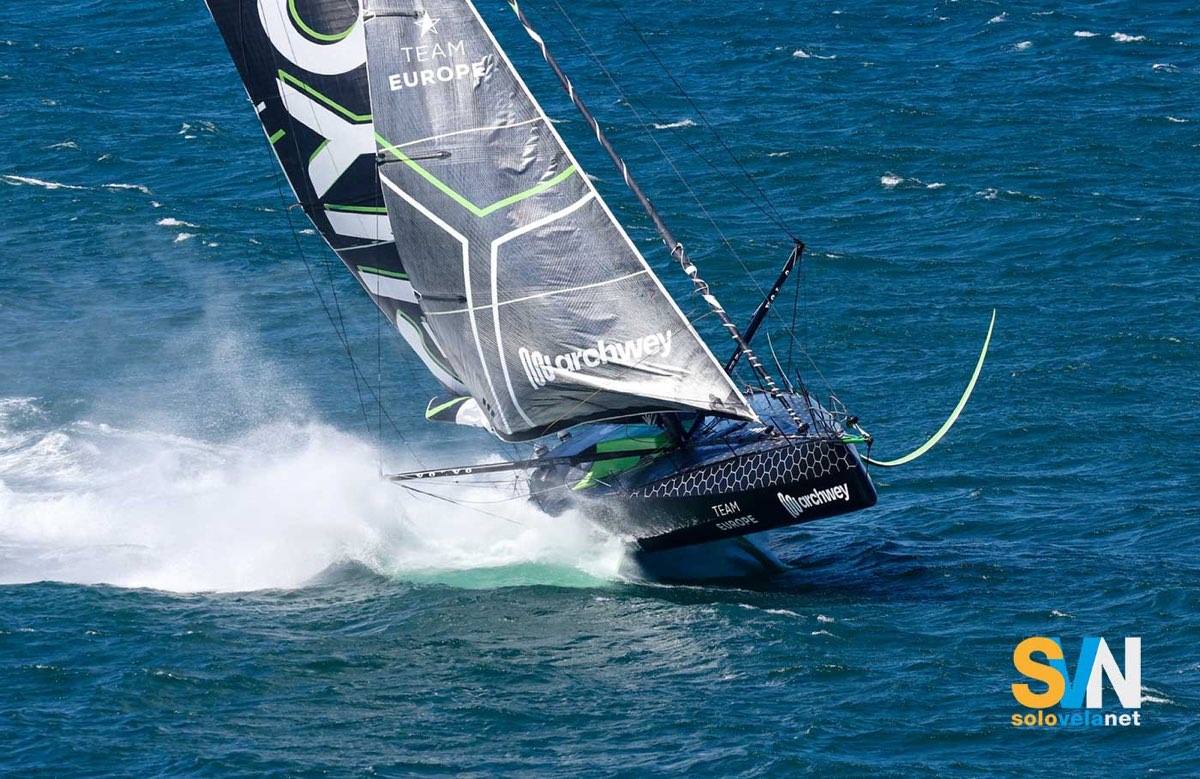 The Ocean Race: Guyot alza bandiera bianca, danni allo scafo