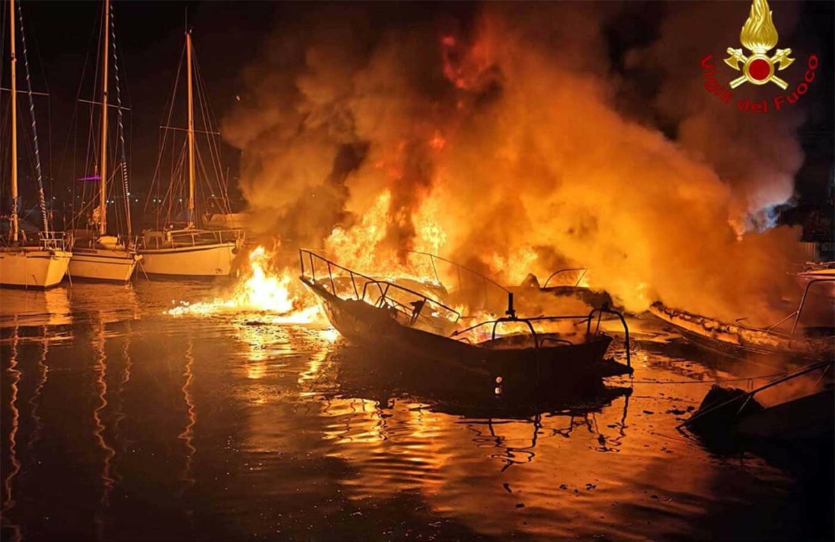Incendio nel Porto di Genova Prà: 8 barche distrutte dalle fiamme