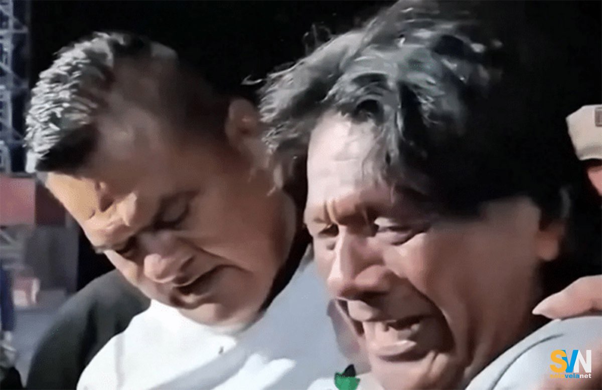 Maximo Napa, sulla destra, poco dopo essere sbarcato dalla motovedetta che lo ha riportato a terra. Ad attenderlo, il fratello, con cui appare nella foto.